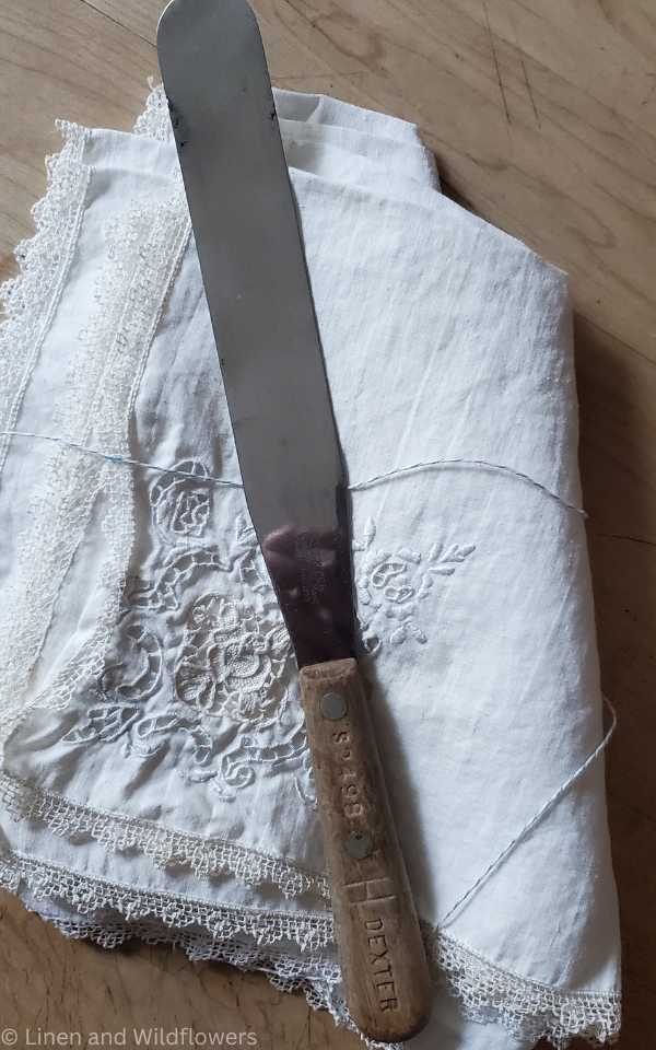 Offset knife on top of vintage linen napkins.