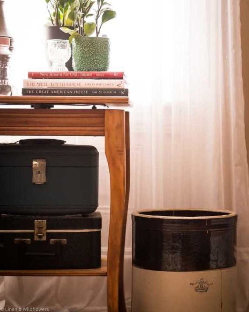 Antique vs. vintage comparison chart: antiques are 100+ years old, higher priced, harder to find, and often handmade; vintage is 20 to 99 years old, budget friendly, easier to find, and often early mass-produced.